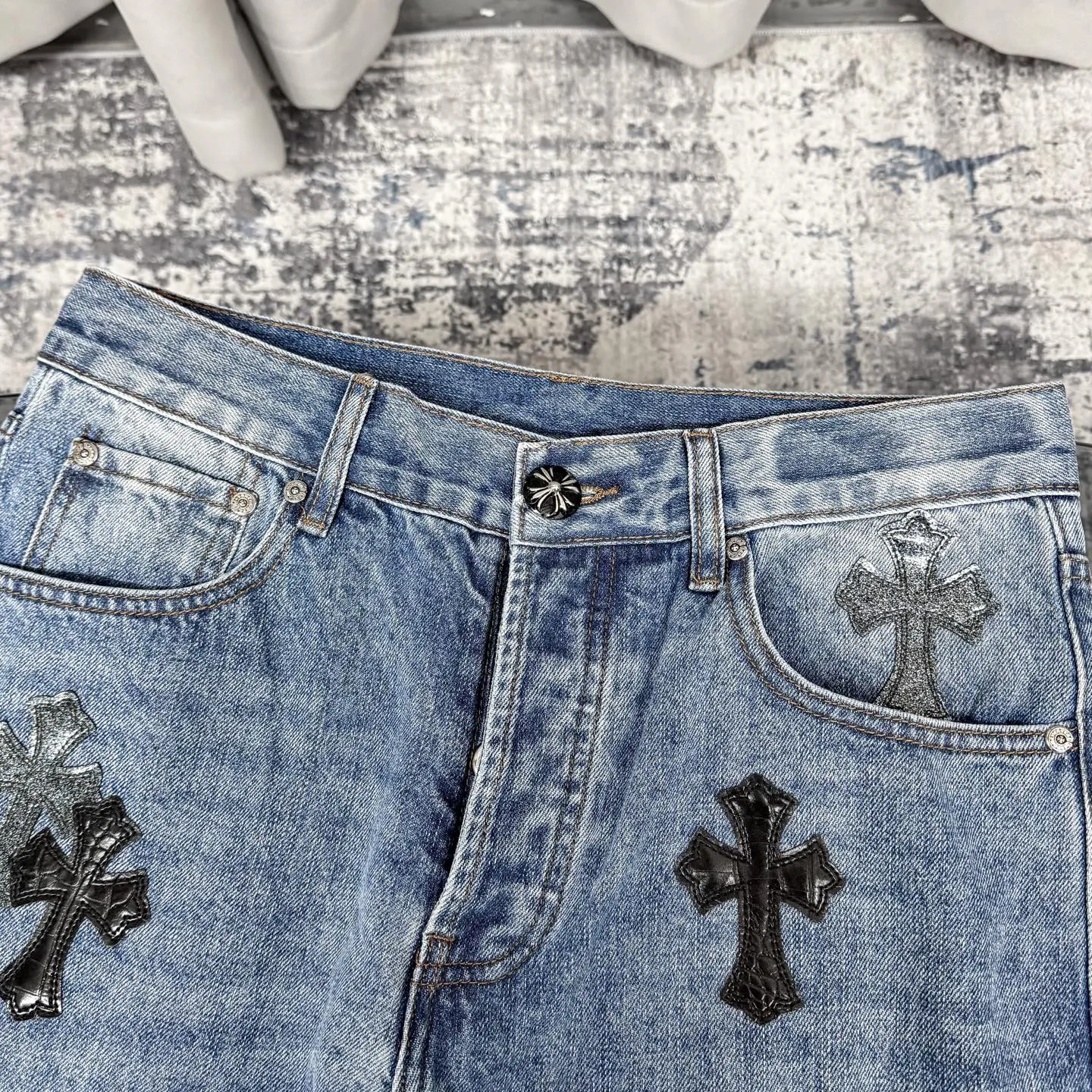 P260 Chromehearts washed blue starry sky crocodile patch leather jeans adopt starry sky theme leather elements, mostly presented in the shape of a cross, with glitter on the leather surface. Unique design, simple and elegant details, exquisite workmanship, the entire trousers are neatly routed, and the details are in place! Ceiling-level jeans, a pair that is hard to find at the counter. About Zangyin, this is an extremely luxurious fashion brand that can also be called the aristocrat of the high street. It has always been an exclusive brand for some hipsters or the rich second generation. It is more luxurious and noble than ordinary high streets. It is more fashionable and individual than luxury brands. Top heavy industry fashion design has always been created in high street luxury style. Speaking of this style, Zangyin family and GU family are definitely the leading representative brands, especially the Zangyin family's creation of high street style. It has really achieved a state-of-the-art effect. The color system of this model is made of unique washed materials. It is already quite eye-catching. It is decorated with pink patchwork cross flowers, which cleverly highlights the charm of the brand. Secondly, this model adopts a classic high-waist cutting design, which highlights the long legs and fashionable temperament of the upper body. The brand is highly recognizable and the slim-fitting configuration is more suitable for daily wear. Personality, fashion, and specification interpretation are all at a glance. Needless to say, materials and craftsmanship. As an excellent craftsman brand, Zangyin’s requirements for details and craftsmanship are really perfect. The washed color of this model has gone through a lot of processes, not to mention the embellishment of the denim appliqués. It is also purely hand-made and sewn. Just like what they believe in, only hand-made things have soul and have the meaning of wearing. A top-notch heavy-duty fashionable denim item. Recommended by both hands. Size: 28/30/32/34/36 Waist: 73/78/83/88/93 Knee: 52/53.5/55/56.5/58 Pants length: 100/102/104/106/108